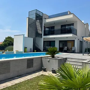  Villa Korina ,